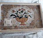 Piatto doccia in travertino con mosaico floreale